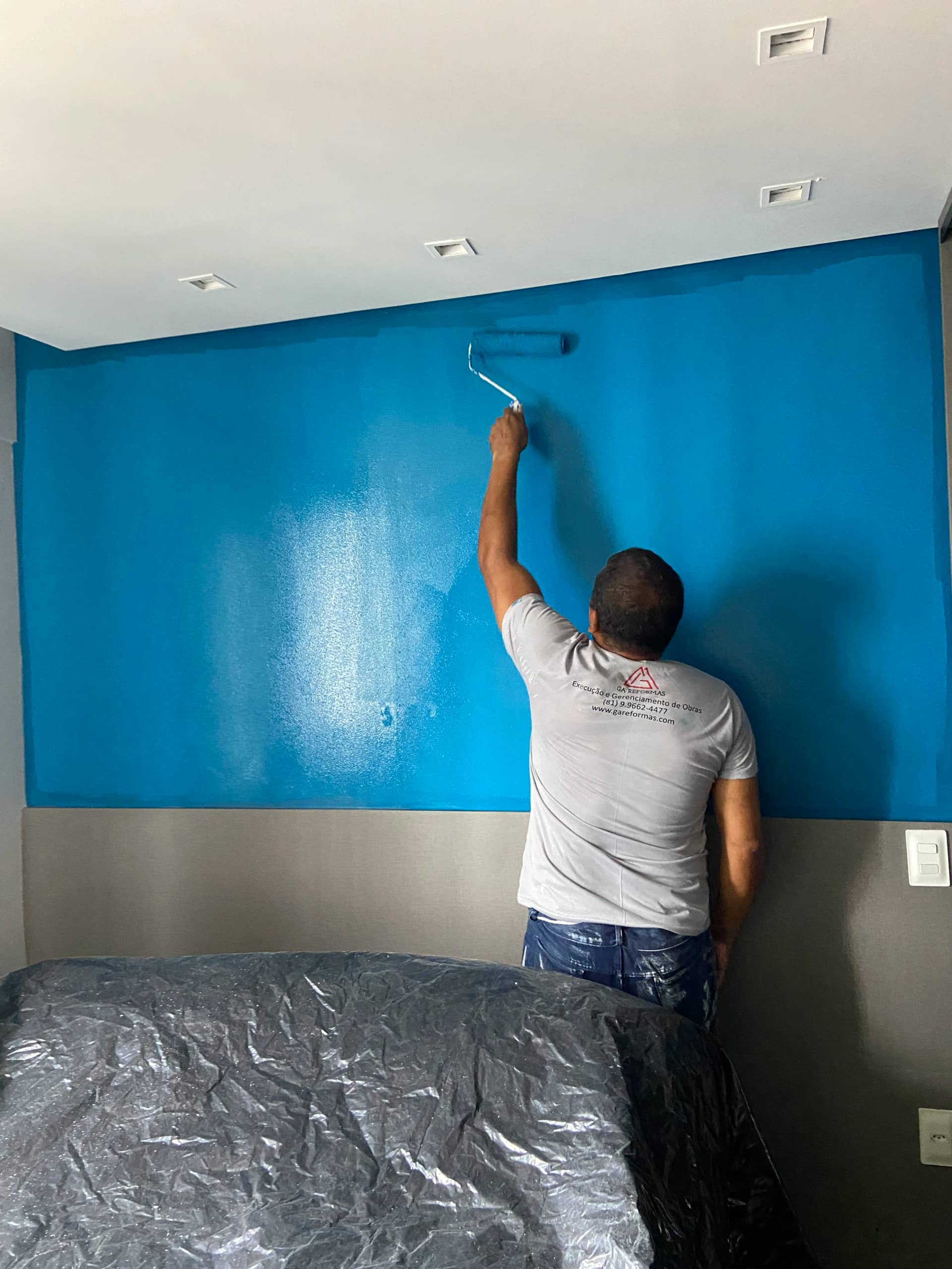 Sala residencial com pintor pela GA Reformas em Boa Vista, Recife